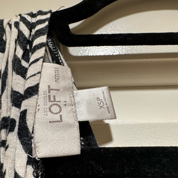 Ann Taylor Loft Size XS Petite Zebra-Print V-Neck Cotton Dress - Picture 2 of 3